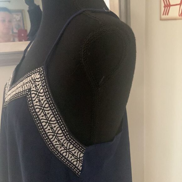 NWOT size M embroidered design t back - Picture 4 of 8